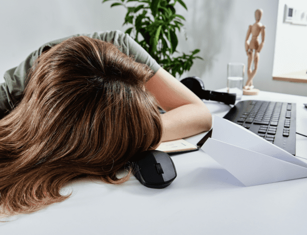 Burnout vrouw uitgeput op bureau
