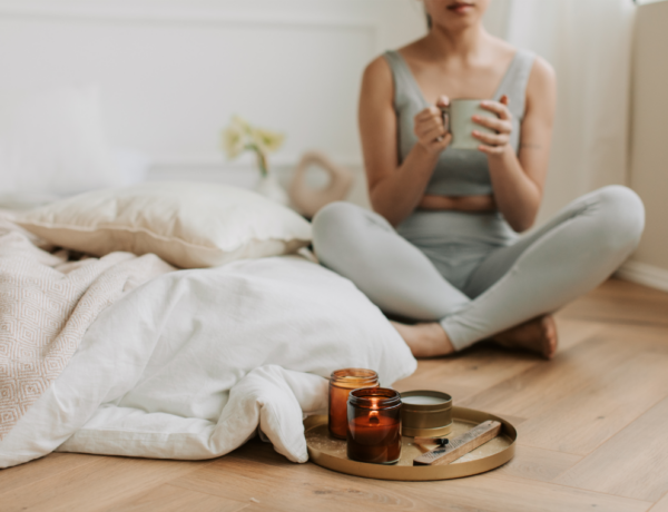 Vrouw met kop thee herstelt van burn-out