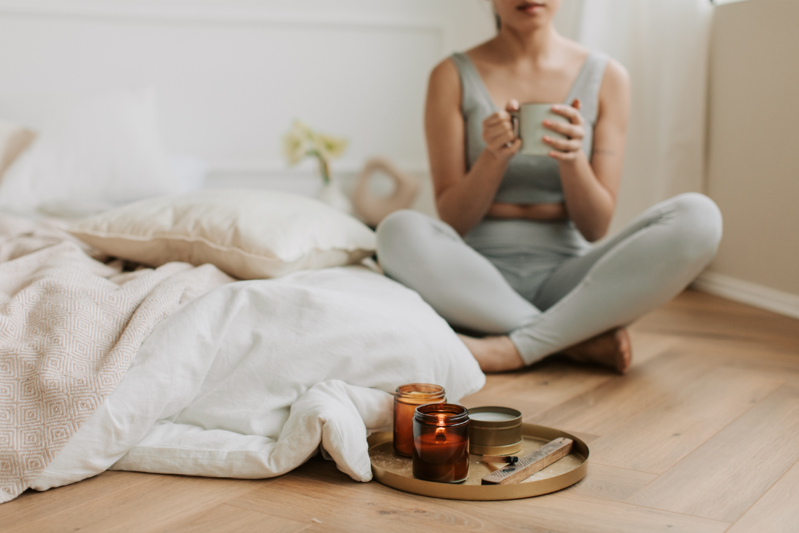 Vrouw met kop thee herstelt van burn-out